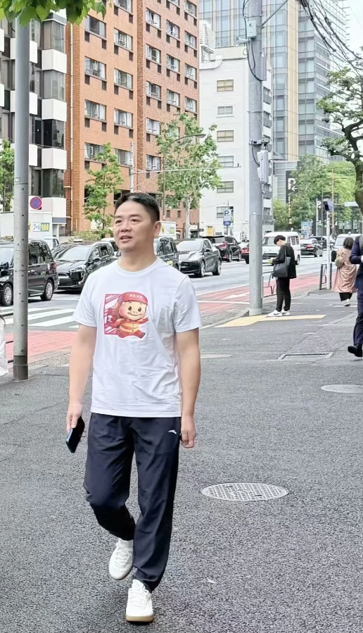 刘强东穿猪猪侠衣服在日本被偶遇：东哥同款售价39元 每天穿送京东外卖券