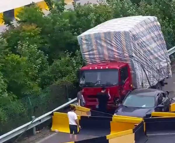 轿车高速上演“刀片超车”连累一旁货车：两车碰撞瞬间报废
