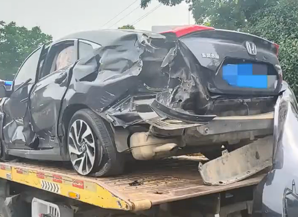 轿车高速上演“刀片超车”连累一旁货车：两车碰撞瞬间报废