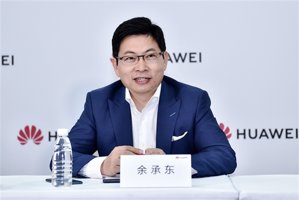 鼓励吹真牛逼！余承东：某个人拖后腿害行业遭殃 这是个灾难