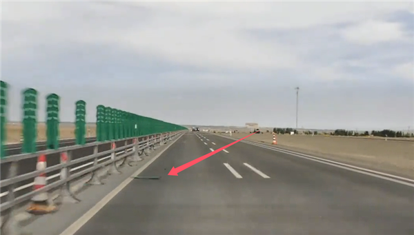 享界S9时速100km智驾前后轮同时爆胎 车主：完全没感觉